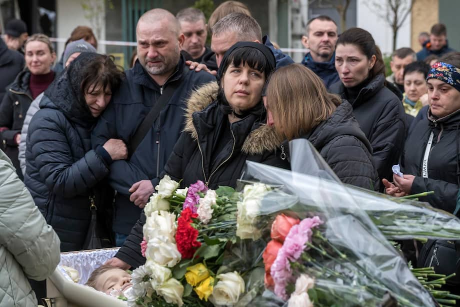 Familiares y amigos asisten a una ceremonia de despedida del niño Maksym Veremchuk, de 11 años, cerca de su casa en Kiev, Ucrania, el 18 de abril de 2026.
