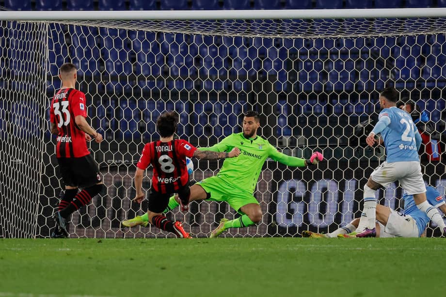 Sandro Tonali, al minuto 92, anota el gol del triunfo del Milan en campo de la Lazio, por la Serie A. / EFE