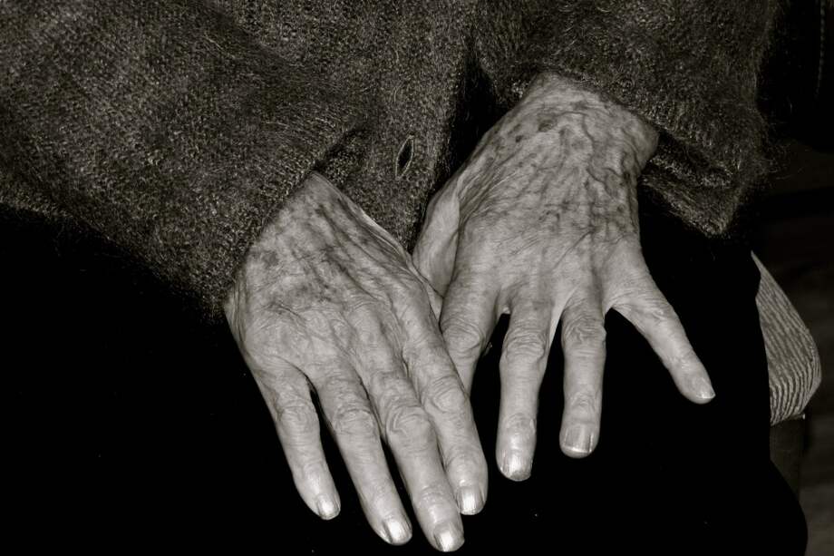 La mujer fue encontrada en su residencia, sentada en una silla. / Pixabay