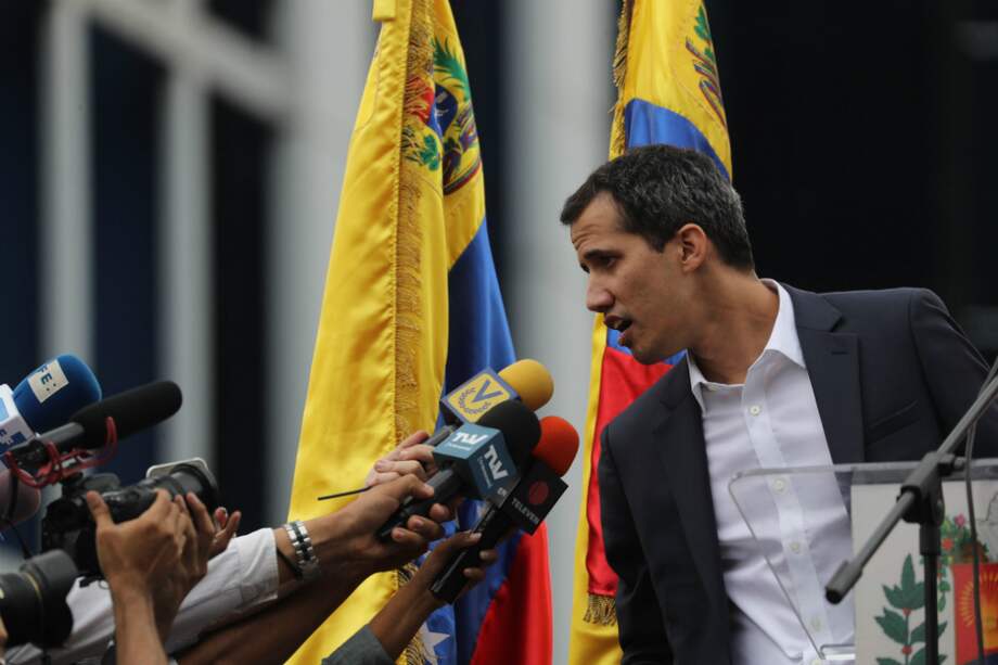 El presidente de la Asamblea Nacional, Juan Guaidó, juramentó como presidente interino del país al mediodía del miércoles. / EFE
