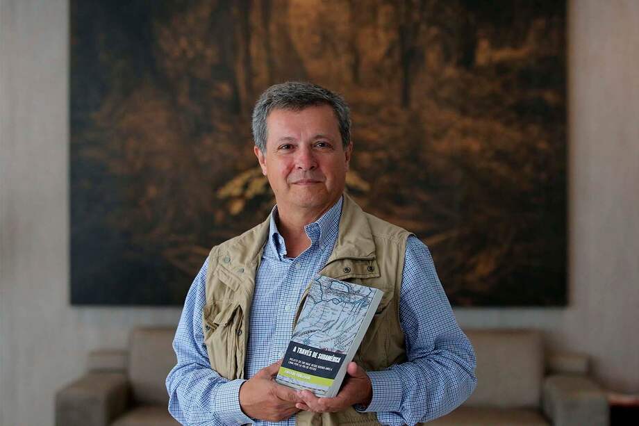 El cardiólogo español José Ignacio Ruíz Martínez habla este jueves durante una entrevista con Efe, en Lima (Perú). Las crónicas de los viajes que llevaron al científico estadounidense Hiram Bingham a descubrir las ruinas de la ciudadela inca de Machu Picchu en 1911 han sido traducidas por primera vez al castellano. / EFE/Ernesto Arias