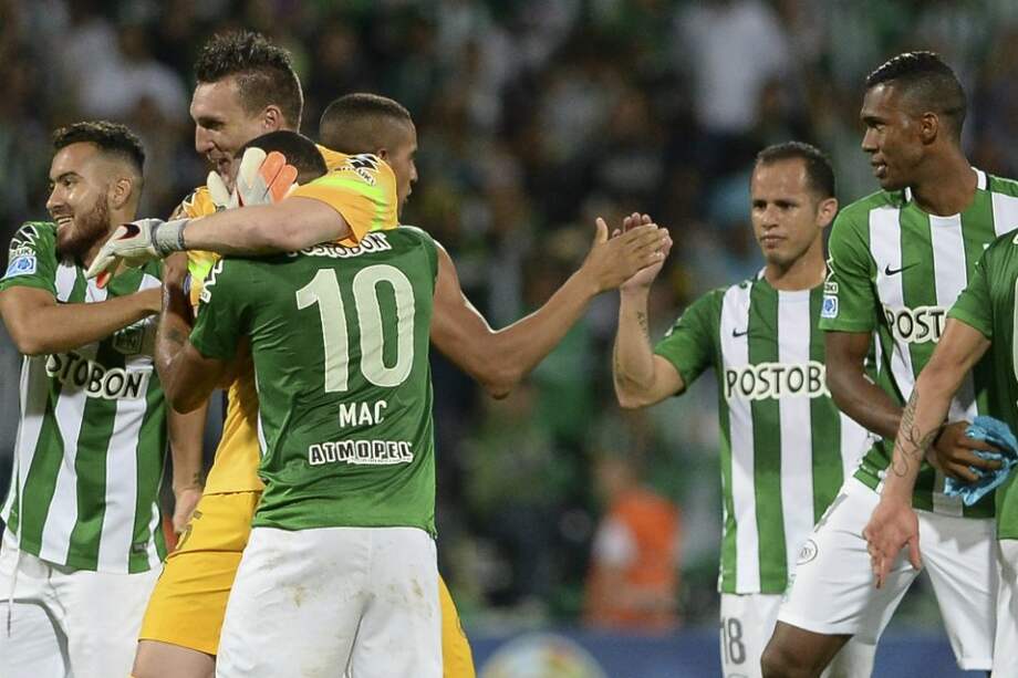 Los jugadores del Atlético Nacional celebran su paso a final de la Copa Sudamericana en la que enfrentarán al Chapecoense de Basil. / AFP