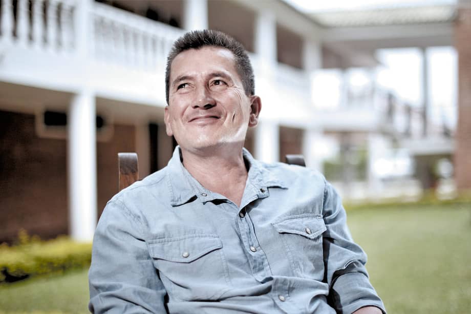 Luis Alberto Herrera, en uno de sus negocios por la vía a Chinauta. / Luis Ángel