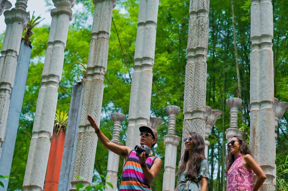 Hay un lugar en México donde las escaleras no llevan a ningún sitio y la selva termina de completar la obra.