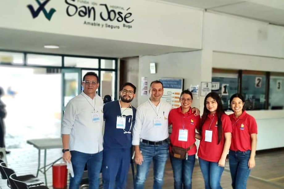 Para cada jornada el equipo está constituido por médicos internacionales, conformados por alrededor de 16 a 20 personas, entre ellos ortopedistas, anestesiólogos y enfermeras