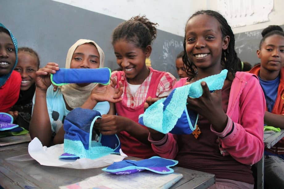 Todos los calzones de Be Girl son fabricados en Medellín. En la imagen, niñas en Etiopia recibiéndolos. / Cortesía