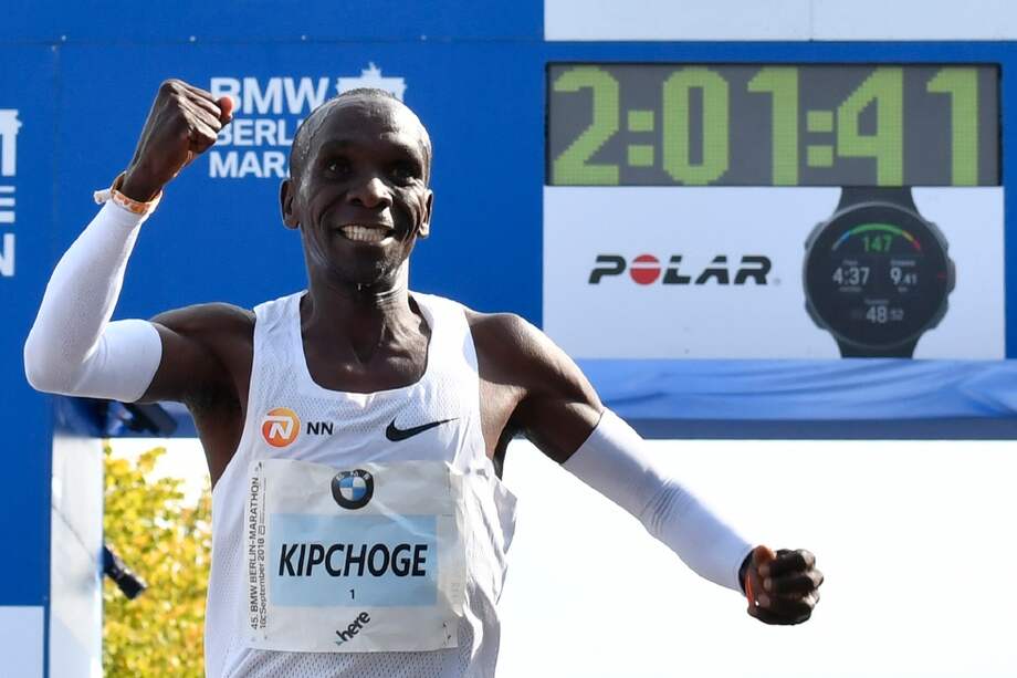 El domingo pasado el atleta keniano, de 33 años, rompió el récord mundial de maratón. / AFP