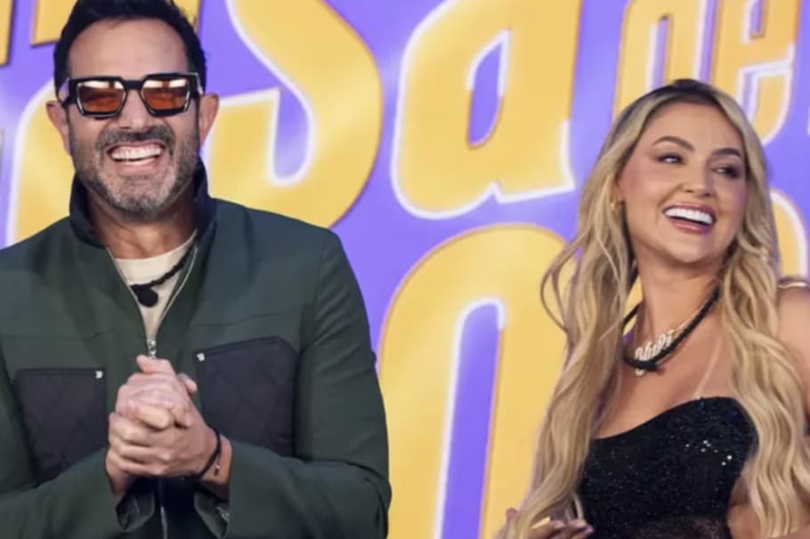 El actor y la influenciadora protagonizaron una romántica escena mientras sus compañeros dormían.