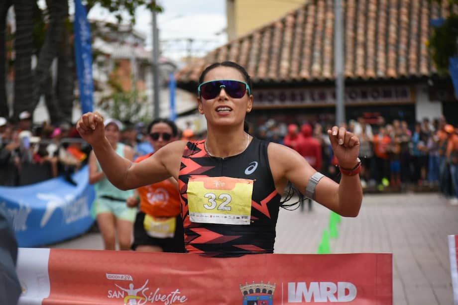 Leidy Romeo cruzando la meta de la Carrera Internacional San Silvestre de Chía.