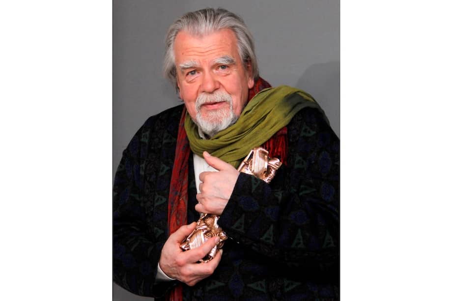 Michael Lonsdale con su premio al Mejor Actor de Reparto por su papel en “Des Hommes et des Dieux” durante la 36a ceremonia de entrega de premios Cesar celebrada en el Teatro Chatelet de París, Francia.