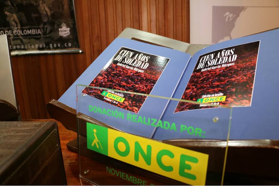 Entre las obras donadas hay una edición en braille de "Cien años de soledad", compuesta por seis volúmenes. / bibliotecanacional.gov.co