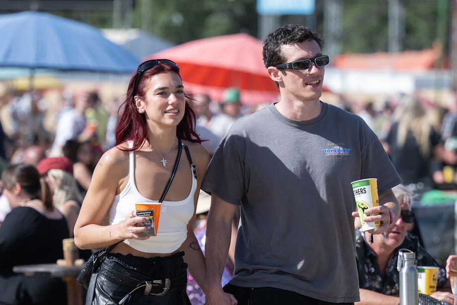 Dua Lipa y Callum Turner (Photo by Samir Hussein/WireImage)