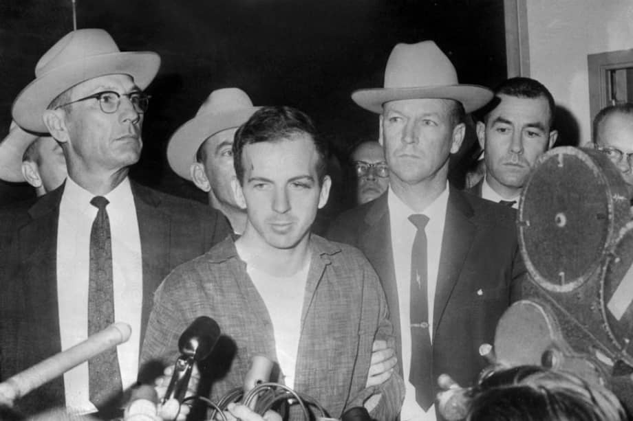 Lee Harvey Oswald durante una conferencia de prensa después de su arresto en Dallas. Foto del 22 de noviembre de 1963