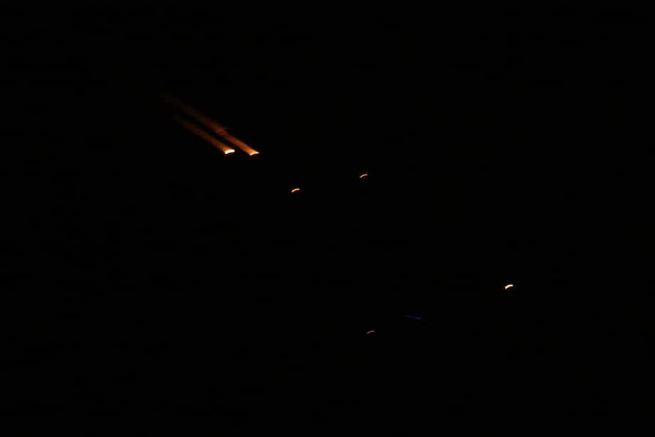 Un misil iraní se ve en el cielo sobre la ciudad de Nablus, en Cisjordania.