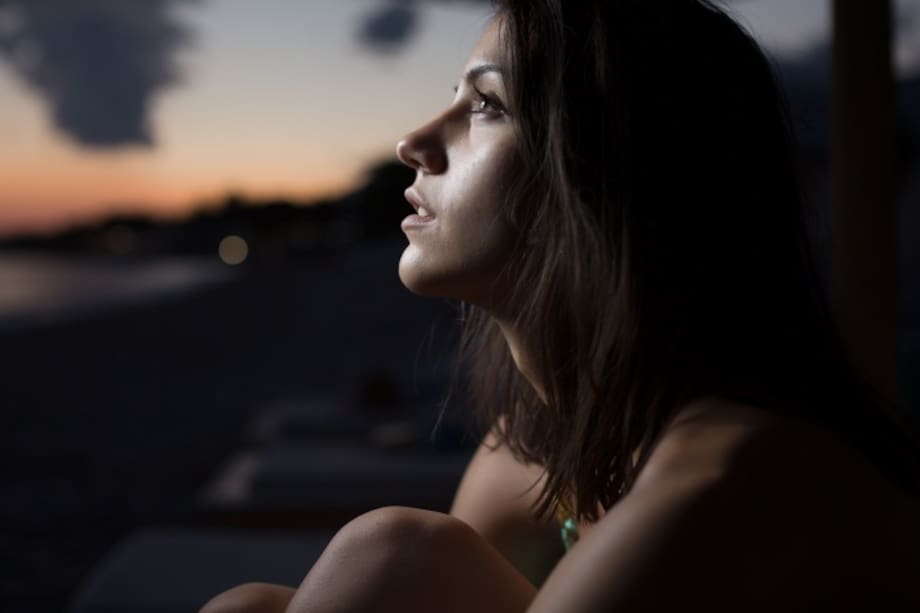 Mujer con la mirada perdida