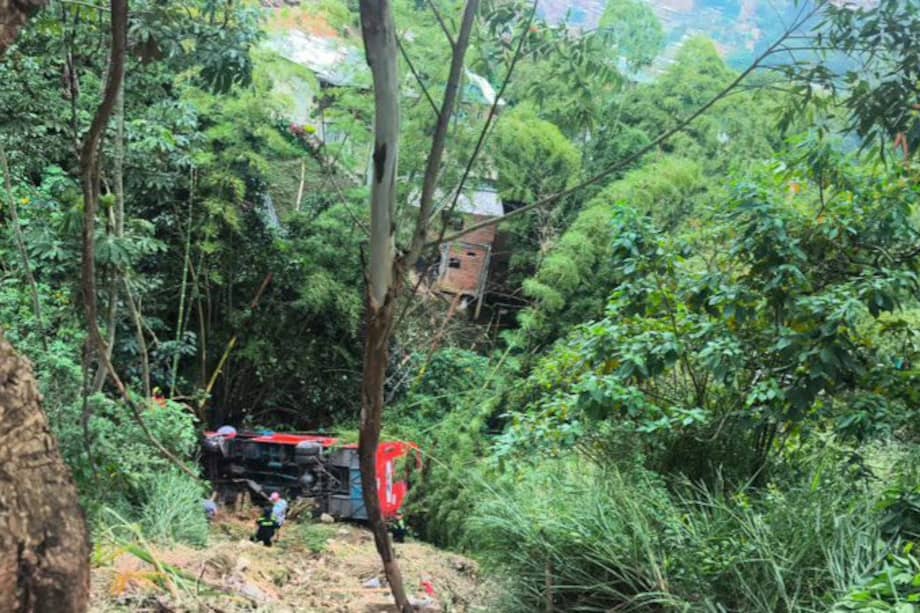 Organismos de socorro atienden la emergencia en el sector Los Columpios, donde el bus cayó a un abismo de cerca de 20 metros.
