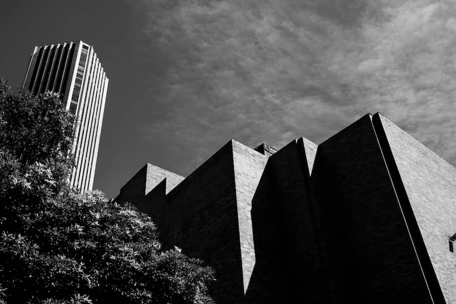 El Museo de Arte Moderno de Bogotá lleva casi un mes en una polémica que involucra denuncias contra su actual directora, Martha Ortiz Gómez.