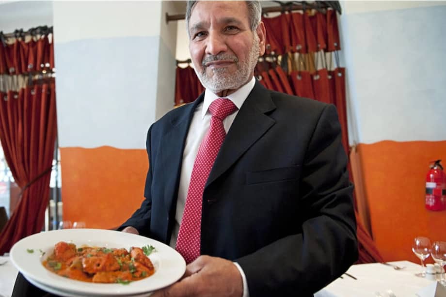 El chef escocés Ahmed Aslam Ali, que reivindicaba la paternidad del pollo tikka masala, fotografiado en su restaurante el 29 de julio de 2009