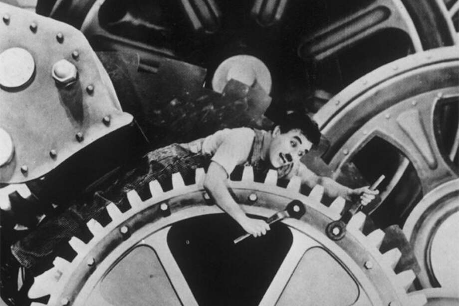 Charles Chaplin en una de las escenas de la película Tiempos modernos, un canto a la rebelión. / Archivo