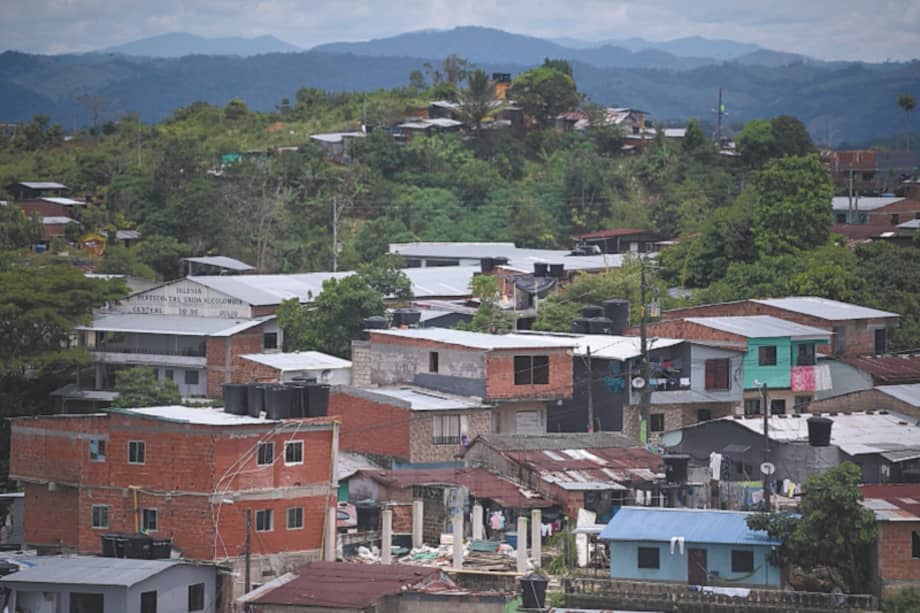 Son cinco las comunidades confinadas por el conflicto entre el Clan del Golfo y las disidencias de Iván Márquez en Segovia.