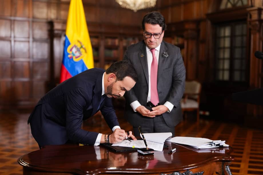 El presidente Abelardo de la Espriella y el ministro de Justicia, Iván Cancino, durante la firma de extradición de cinco cabecillas criminales.