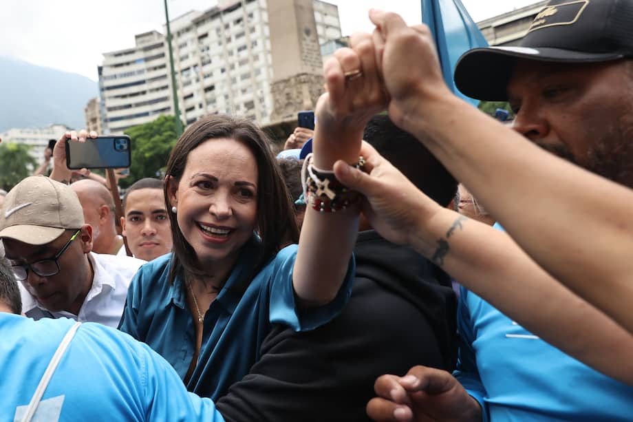 María Corina Machado, candidata de Vente Venezuela (VV) saluda a sus seguidores en Caracas (Venezuela). Fue inhabilitada para las próximas elecciones presidenciales.