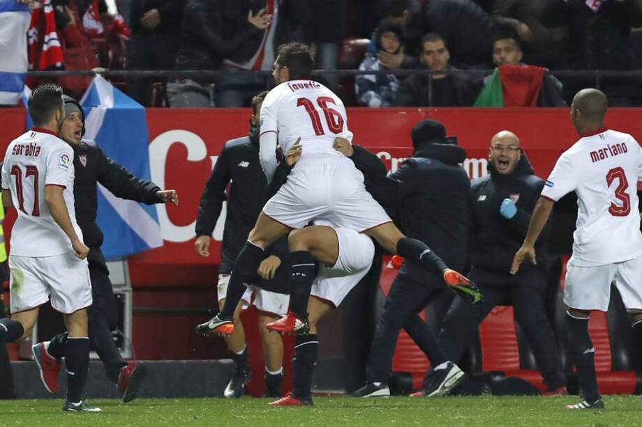 Los jugadores del Sevilla celebran el gol de Jovetic. Foto: EFE