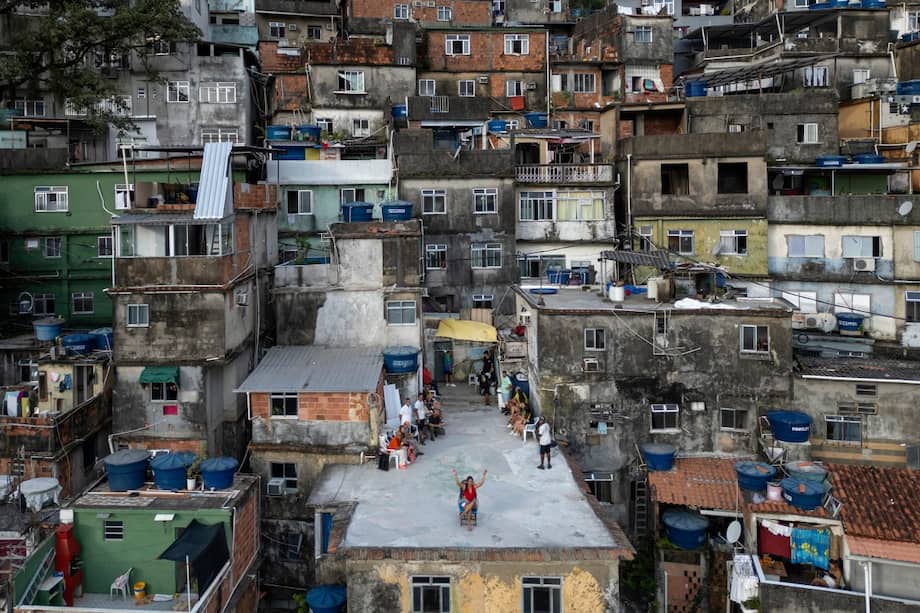 Esta vista aérea muestra a una mujer posando para un video en el famoso mirador turístico “Porta do Céu” (Puerta del Cielo) en la favela Rocinha, en Río de Janeiro, Brasil, el 5 de marzo de 2026.