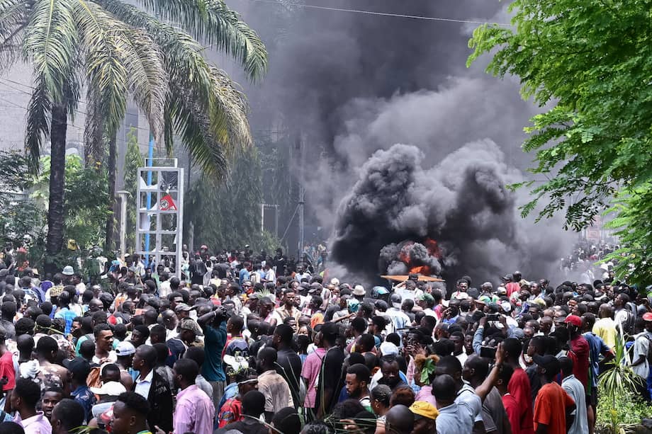 Manifestantes incendiaron barricadas improvisadas durante una marcha en Kinshasa, República Democrática del Congo, el 28 de enero de 2025.
