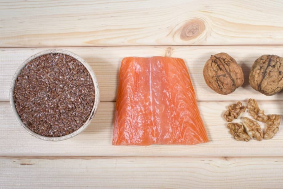 El salmón, el hígado de pescado y la trucha son fuentes de grasas insaturadas.