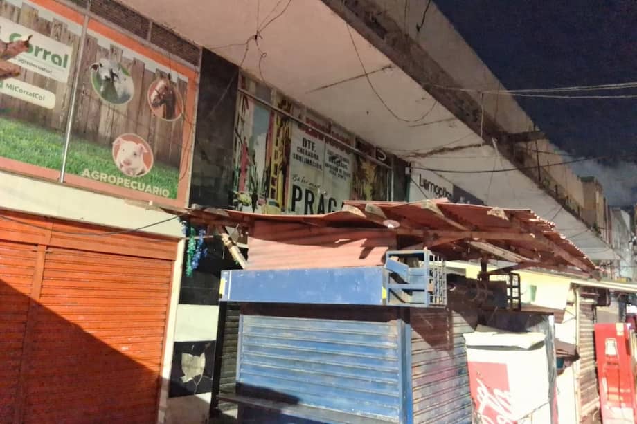 Varias conexiones ilegales estaban asociadas a puestos de venta informal instalados en el sector.