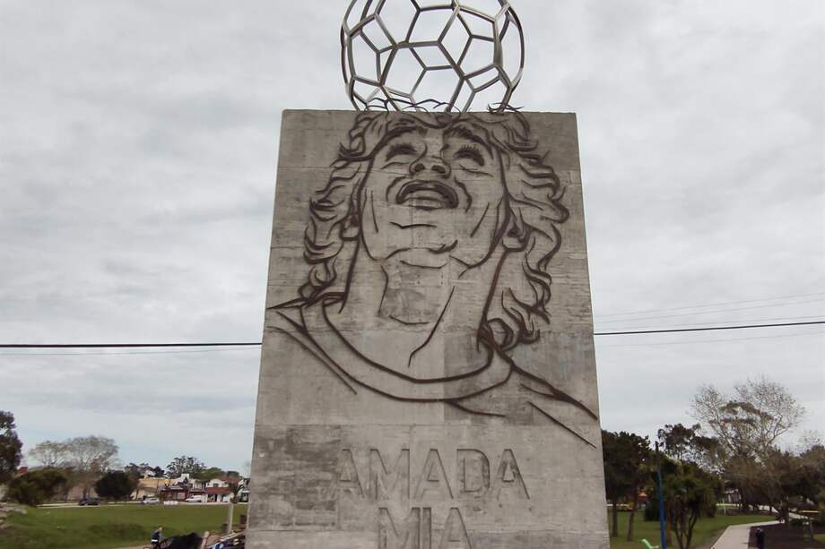 En Argentina se inauguró una pieza de 13 metros de alto que lleva por nombre “Amada mía”.