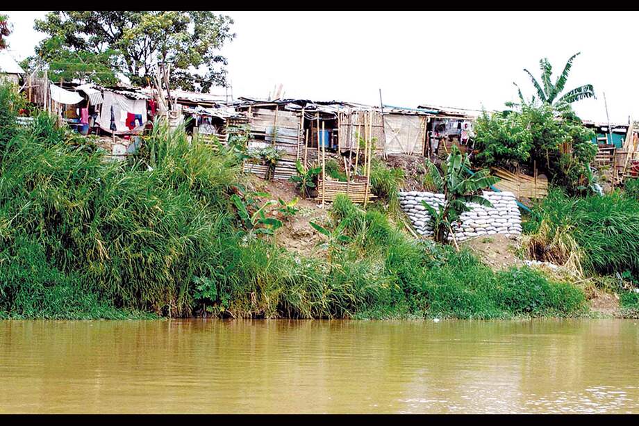 El proyecto para recuperar el jarillón del río Cauca requiere la reubicación de los pobladores de los asentamientos donde vivieron por más de 20 años. / Fabio Posada