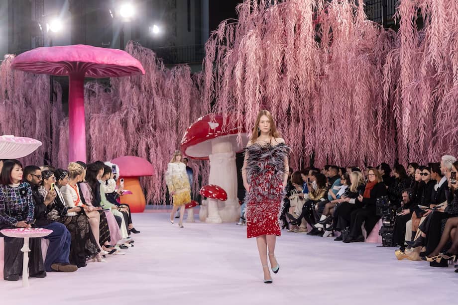 Modelo presenta una de las creaciones de Matthieu Blazy para Chanel. / EFE/EPA/Christophe Petit Tesson