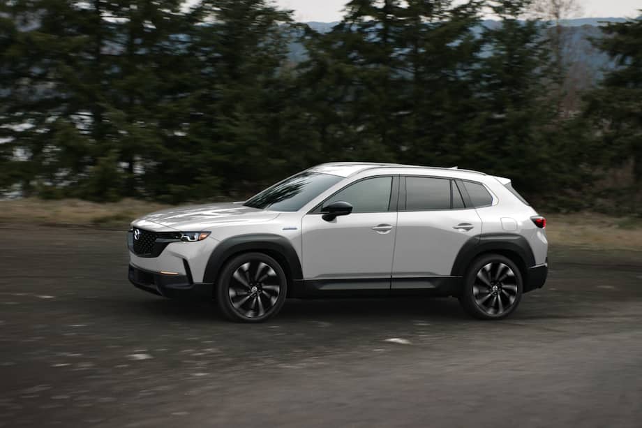 Mazda CX-50 permite seleccionar diferentes modos de conducción para adaptarse a diversas situaciones de manejo. En combinación con el sistema i-Activ AWD y opciones de motor, proporciona la dinámica de conducción característica de Mazda en una variedad de terrenos y caminos.