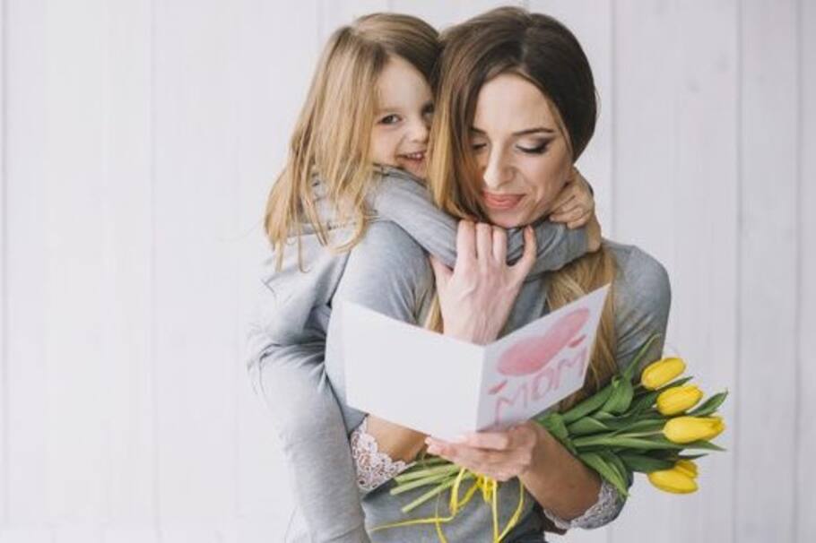 Estos 5 poemas de 4 estrofas y que riman son perfectos para dedicarle a tu madre en su día y robarle un par de lágrimas.