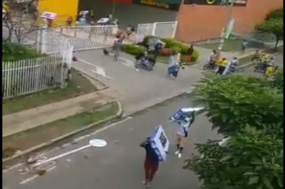 En el video se observa como las personas sacan televisores y electrodomésticos del almacén.