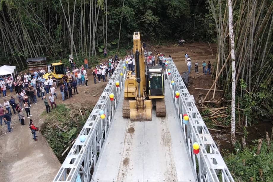 En menos de 14 días, los Ingenieros Militares ensamblaron e instalaron una estructura de 24,38 metros de longitud para conectar las zonas rurales de Fresno y Mariquita (Tolima).