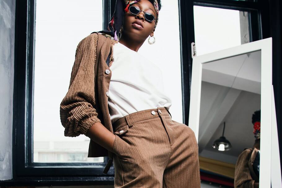 Entre los pantalones de moda encontramos los de tiro alto y ancho, sin embargo, hay que tener cuidado con las proporciones.