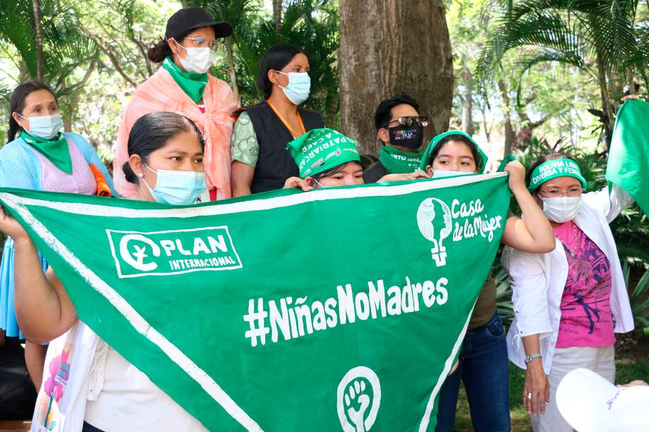 Según datos de la Casa de la Mujer, en 2020 se reportaron 39.999 embarazos de menores de 18 años, lo que supone que 104 niñas se embarazan por día en Bolivia, de las cuales seis son menores de 13 años.