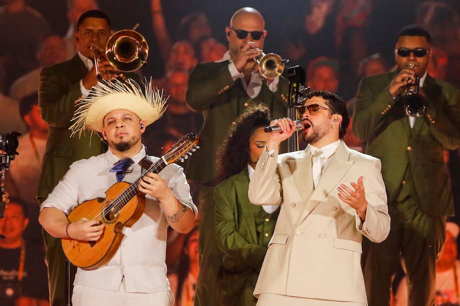 El cantante puertorriqueño Bad Bunny se presenta este sábado, durante su segundo concierto de la gira 'Debí Tirar Más Fotos World Tour' en el estadio Atanasio Girardot en Medellín (Colombia).