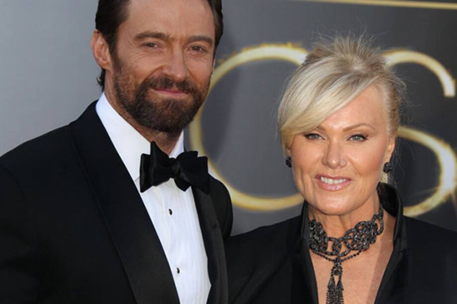 Hugh Jackman se disfraza para satisfacer a su mujer en la cama