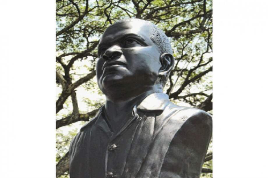 Ayer fue develado el busto de Petronio Álvarez, cuyo escultor es Cristhian Oviedo . / Foto: Marcela Flórez