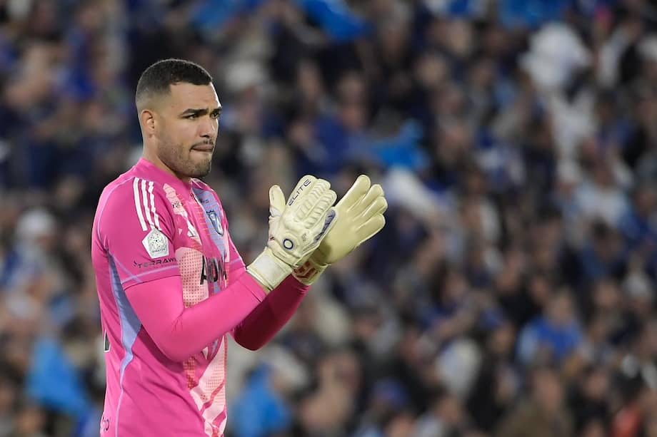 Álvaro Montero generó preocupación en los hinchas de Millonarios. En los minutos finales pidió cambio por molestias físicas. El cuerpo técnico y los hinchas estarán muy atento a su evolución en los próximos días.