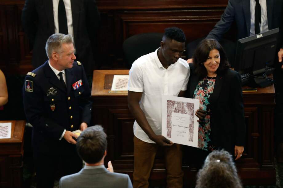 El migrante malí, Mamoudou Gassama, conocido como "Spider-man", fue galardonado con la medalla Grand Vermeil en París y tuvo un proceso de regularización muy efectivo tras su acto heroico. Por otro lado Aymen Latrous, migrante de Túnez que también fue protagonista de una historia de rescate, no contó con la misma suerte. / AFP