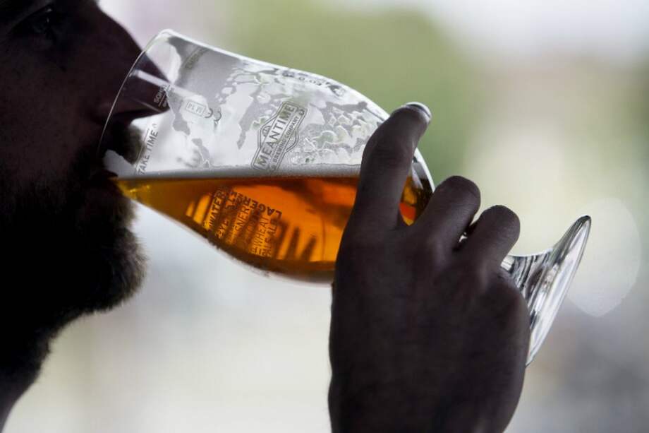 Según las nuevas condiciones, los accionistas de SABMiller recibirían 45 libras por acción en efectivo. / Bloomberg News