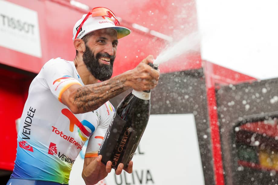 El ciclista francés Geoffrey Soupe del equipo TotalEnergies celebra en el podio tras ganar la séptima etapa de la Vuelta a España, este viernes. La séptima etapa de la Vuelta Ciclista a España lleva al pelotón entre las localidades valencianas de Utiel y Oliva, un recorrido de 201 km de recorrido llano.