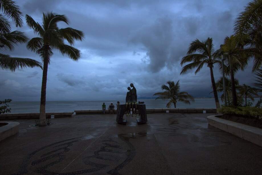 Patricia se debilita a tormenta tropical y causa daños menores en México
