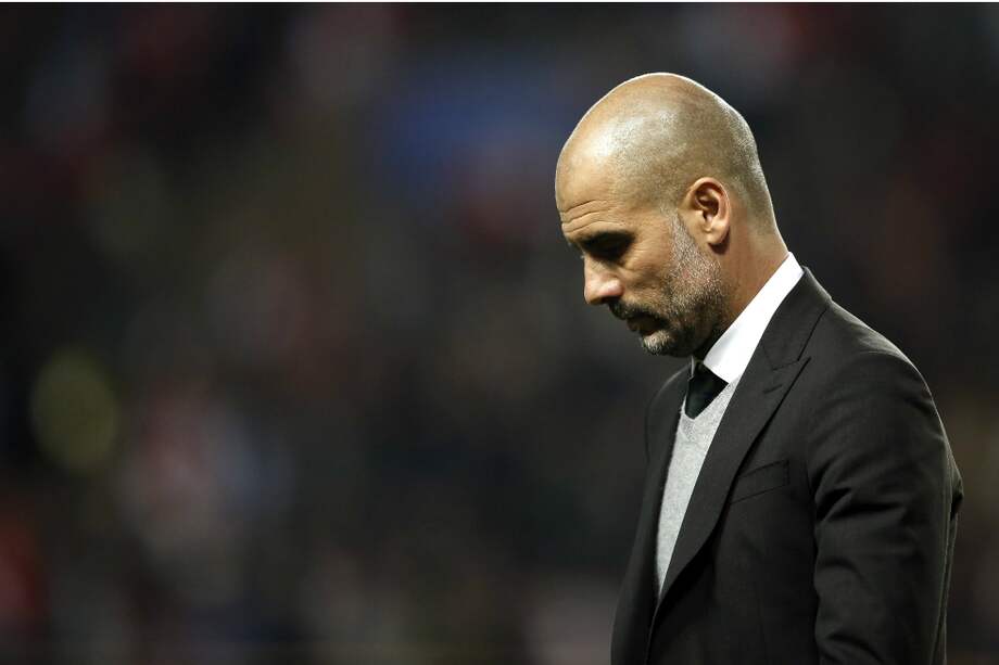 Pep Guardiola se lamenta tras la derrota del Manchester City en Champions. / EFE