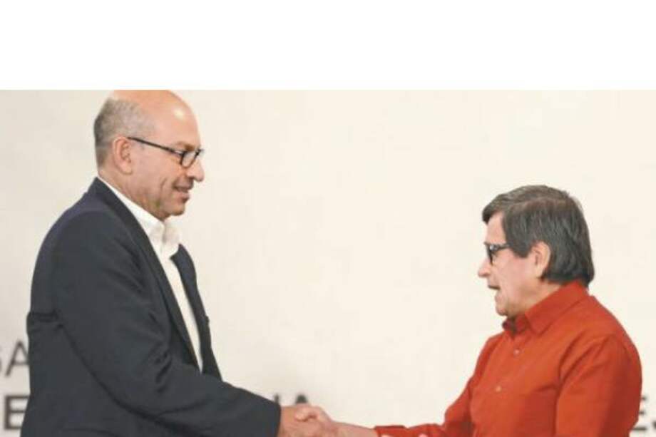 Mauricio Rodríguez (izquierda) y “Pablo Beltrán” (derecha), hacen parte de las delegaciones de paz del Gobierno y el Eln. / AFP